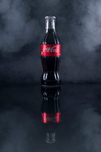 Coca-Cola introdurrà il 25% di bottiglie riutilizzabili. Greenpeace: necessario arrivare al 50% entro il 2030